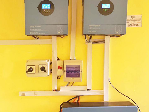Dos inversores fuera de la red de 5kW + 10kWh Las baterías de litio construyen un sistema de reducción de redes domésticas de alta eficiencia